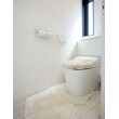 トイレは、0.75畳から1.0畳まで大きくしトイレ背面に収納を確保、タンクレスでスッキリさせて高級感のあるペーパーホルダーでキリッと絞めました。壁には脱臭機能のあるタイルを使用