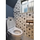 LIXILのアメージュZのタンク付きトイレを採用！かわいらしいアクセントクロスが目を引きます。