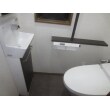 1階トイレ：タンクレス便器、手摺付カウンター、埋込み手洗い（タッチレス水栓）