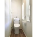 ２階の洋室部分にトイレを新設。<br />
既存の窓を活かし、シンプルで明るいトイレへ。