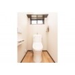 白と木目を基調としたナチュラルな清潔感のあるトイレ空間に生まれ変わりました