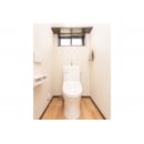 白と木目を基調としたナチュラルな清潔感のあるトイレ空間に生まれ変わりました