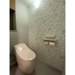 タンクレス風のピンクのトイレとグレーの内装で大人な可愛らしいトイレ空間となりました。