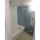 正面にブルーのモザイクタイル柄のアクセントパネルを入れることにより、その他の壁・浴槽・床の明るさがアップする効果があります。