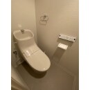 汚れが落ちやすい『アクアセラミック』機能を備えたシンプルなトイレへ交換。便器のフチがないタイプなのでお掃除もラクラクです。壁紙と床材も貼替え、落ち着きのあるトイレ空間となりました。

