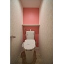 トイレ本体は状態も良くキレイであった為、内装とアクセサリーのみを交換しました。ピンクの映える明るいこだわりの詰まった空間になりました。