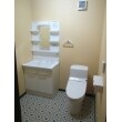 納戸だったスペースにトイレと洗面化粧台を設置しました。