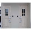 完全分離型の二世帯住宅にリフォームしたので、玄関ドアもそれぞれの世帯にあります。玄関ドアのデザインは同じで左右対称です。