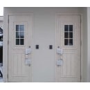 完全分離型の二世帯住宅にリフォームしたので、玄関ドアもそれぞれの世帯にあります。玄関ドアのデザインは同じで左右対称です。