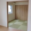 2Fリビングの隣に和室を設けました。薄畳を採用したので、バリアフリーでつながっています。畳の部屋があるとチョット横になれるのがうれしいですね。
