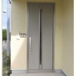 高断熱の玄関ドアに取り替えました。玄関は共通ですが、インターホンはそれぞれの世帯用に2つあります。