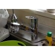 ハンドシャワータイプの台所水栓です。めっきタイプで汚れも取れやすく、水はねしにくいミクロソフトシャワーに切り替え可能。
