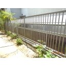 隣家との境界に2種類のフェンスも設置しました。