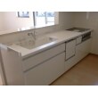 白を基調とした対面型システムキッチン、PanasonicSクラスI型2550タイプを採用しました。

洗い場も広く、ビルトイン食洗機で、すっきりとしたキッチンになり、使い勝手が良いとご満足いただきました。