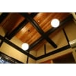 天井の梁は以前の平屋の梁を塗装し再利用しました。
照明も雰囲気を合わせて和紙のボール型を採用しました。