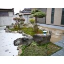 以前の庭にあった石や灯篭や植栽を再利用し新たにつくりました。
日本らしい庭に仕上げました。