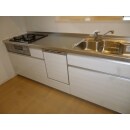 横に長いキッチンは調理スペースがあり使いやすいデザインです。 