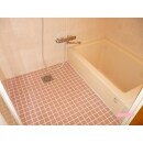温かみのあるピンク系のお風呂です。
サーモ水栓に変更し温度調節が簡単になりました。