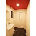 赤の天井が印象的な洗面スペース大変身。