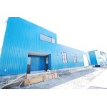 スッキリシンプルにブルーの外壁が爽やかな倉庫の外観