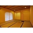 障子・ダウンライトなどのモダンなデザインを取り入れつつ、床の間や茶室・路など伝統を感じる部分をしっかり作り込んだこだわりの和室が出来ました。古くて新しい、京都を感じる空間が実現されています。