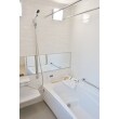 新しいお風呂は、ユニットバスで、壁がホーローなので、掃除がとても楽になりました！ホーローなので、壁にマグネットが使えるのも便利です。使い勝手良く、清潔感のあるお風呂に大変満足です！と、およろこび頂いています。