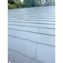 紫外線や熱・雨風の影響で劣化していた屋根を塗装し、耐久性・防水性がアップ。