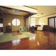 オープン感覚で利用できる風情ある和の空間。
モダンな和室には琉球畳を敷いたり囲炉裏を設け、床や腰壁に杉の無垢材を使用しました。