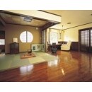 オープン感覚で利用できる風情ある和の空間。
モダンな和室には琉球畳を敷いたり囲炉裏を設け、床や腰壁に杉の無垢材を使用しました。