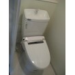 ピュアホワイトでシンプルに仕上げ、清潔感あるトイレ空間に。