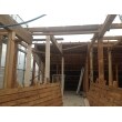 既存の壁や屋根、床等を解体して使える木材と使えない木材の選別を行っています。