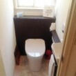 トイレの床にはＴＯＴＯの抗菌床材を採用し、清潔で快適なトイレ空間を作り出しました。
トイレはＴＯＴＯレストパル（スリムサイズ）を採用。タンクを隠し、スッキリとさせました。
