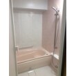 パネルと浴槽部分に優しいピンク色を選択。
華やかさと優しさを感じることの出来る浴室になりました。