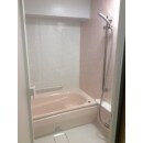 パネルと浴槽部分に優しいピンク色を選択。
華やかさと優しさを感じることの出来る浴室になりました。