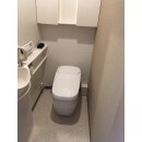 手洗カウンターはそのまま利用し、床と壁（広い１面だけ貼替え）をリフォームしました。