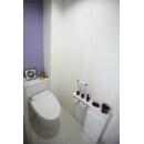 アクセントクロスに紫色を入れることで、とってもおしゃれに！また収納を取付けしたことで、すっきりとしたトイレになりました。