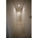 リビングや洋室だけでなく、廊下も白基調で明るい色のクロス・フローリングに。