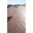 劣化していたスレート屋根は外壁の色に合わせて明るい茶色で綺麗に仕上げました。