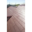 劣化していたスレート屋根は外壁の色に合わせて明るい茶色で綺麗に仕上げました。