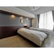間接照明を効果的に使い、ホテルライクでシックな寝室。