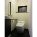 上質な素材と繊細なデザイン、優れた機能性のLIXIL最高級トイレ『レジオ』と手すり、洗面カウンターを設置。