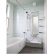 浴室はタイル張りのものからユニットバスへ。床と壁はタイルを採用し、デザイン性のある落ち着いた雰囲気になりました。