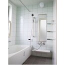 浴室はタイル張りのものからユニットバスへ。床と壁はタイルを採用し、デザイン性のある落ち着いた雰囲気になりました。