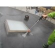屋根の高圧洗浄の様子です。水に圧力をかけて（150kgf/cm2以上）長年の汚れやコケを落としていきます。軒先にコケが生えやすく、しっかり除去後に塗装していきます。

