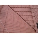 屋根塗装完成！モニエル瓦の塗装は棟部の隙間も確認し、必要であれば漆喰やコーキング打ちを行っています。屋根は割れやすいのでゆっくり歩いたりの慎重な作業が必要です。また既存のアンテナ撤去（有償）も行っております。
