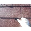 縁切り作業を行っています。屋根塗装は、屋根の重なり部分の先の縁という場所を塗装で埋めてしまいがちなので、専用の器具を使って塗装で埋まらないよう仕上げます。万が一、埋めてしまうようなことがあれば、雨漏りの原因になるので注意が必要です。
