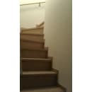 室内に階段を新設。明るくて安全に上り下りができるようになりました。