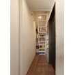 ロフトに上がるための梯子スペースをご家族共有の収納として有効活用しています。収納棚は用途によって高さを変えられるようにしました。