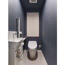 リフォーム前と広さは変わらないものの、タンクなしトイレにすることで広くスッキリとした印象になりました。正面の壁面には調湿、消臭機能のあるエコカラットを設置しています。