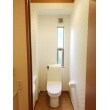 オシャレな壁紙と床と可愛い窓で、トイレ全体のイメージが一新しました。